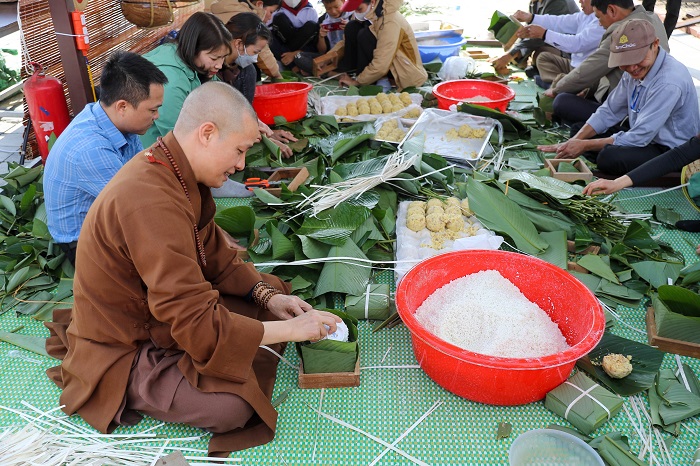 Thượng toạ Thích Minh Quang - Phó trụ trì chùa Tam Chúc cùng tham gia với bà con hoàn thành hàng nghìn bánh chưng chay 